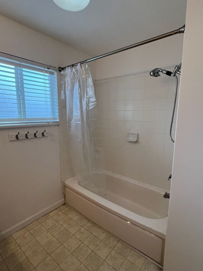 Building Photo - SPACIOUS 4 bed/2 bath home in desired location with double garage, fenced back yard!