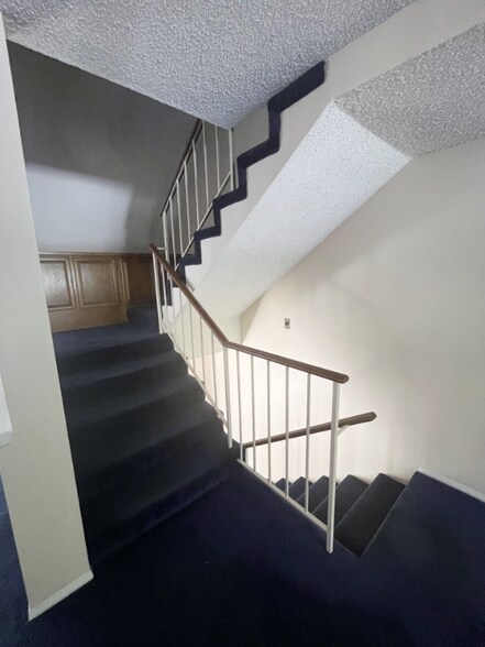 Building Photo - 109 E Rosewood Ct