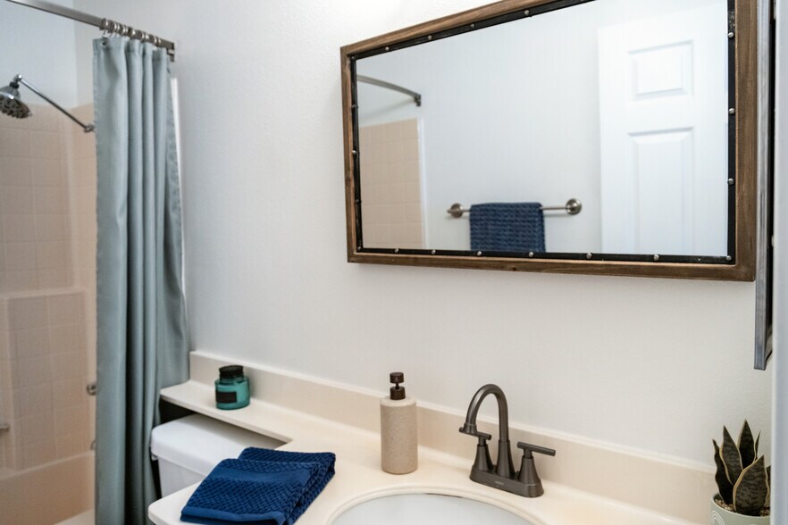 Primary en suite bathroom - 6638 Clybourn Ave