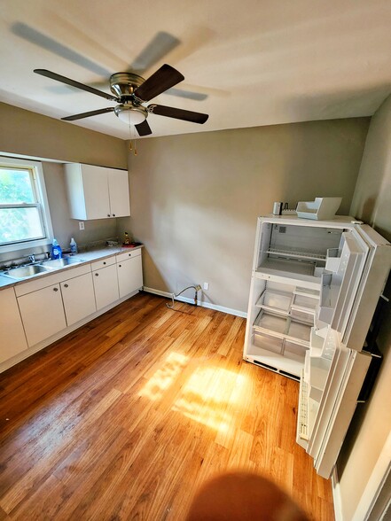 Kitchen w/o oven installed - 2002 61st St