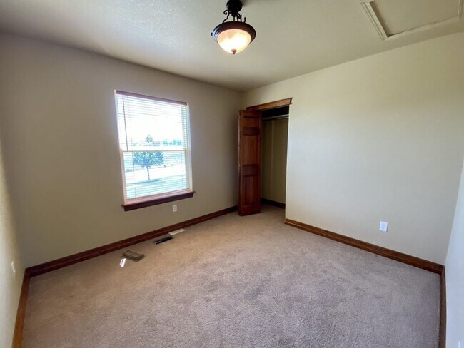 Building Photo - Spacious 4 bed 3.5 Bath in Maple Hill!