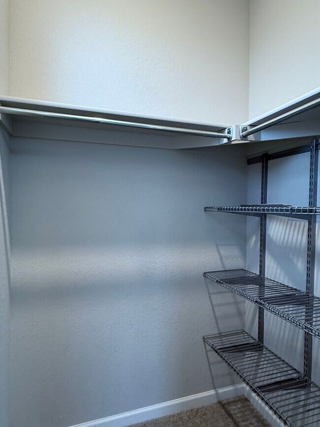 Building Photo - Wonderful End Unit 2 Bed/2.5 Bath Townhome...