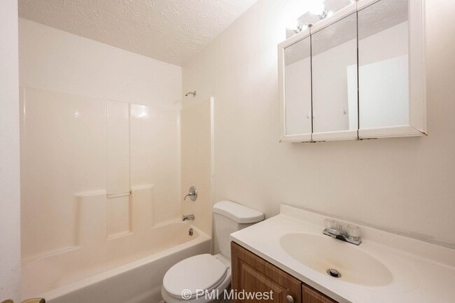 Building Photo - "Charming 2-Bedroom Retreat in Fountaintown with Spacious Layout – Your Cozy 844 Sq Ft Haven Awai...