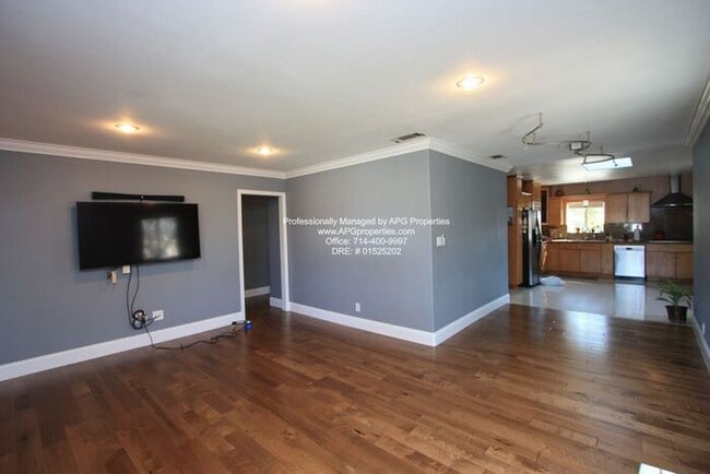 Building Photo - Attractive 4 bedroom / 2 bathroom home wit...