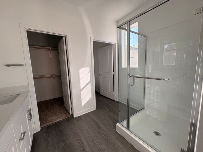 Building Photo - 3 Bed, 2.5 Bath townhome in Ontario!