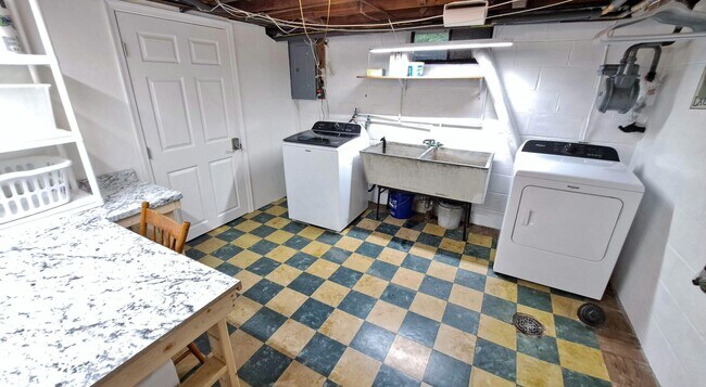 Building Photo - Fully Furnished 4 Bed / 1-1/2 Bath Single Family Home w/2 Car Garage