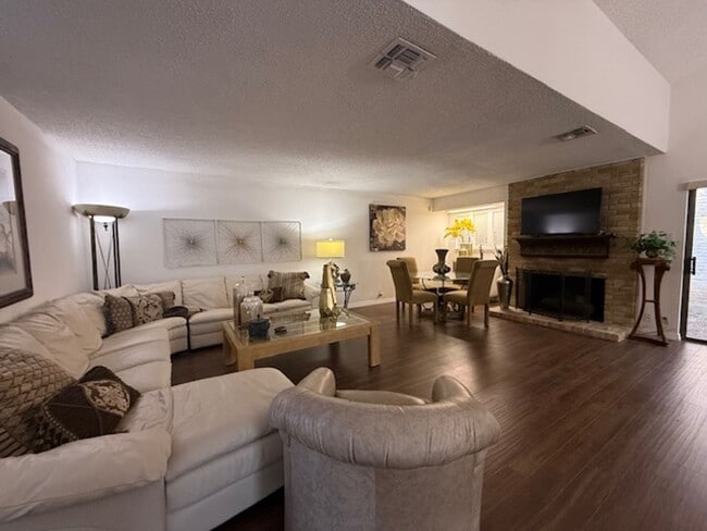 Building Photo - Prestigious Gated Living in Mission Trace-...