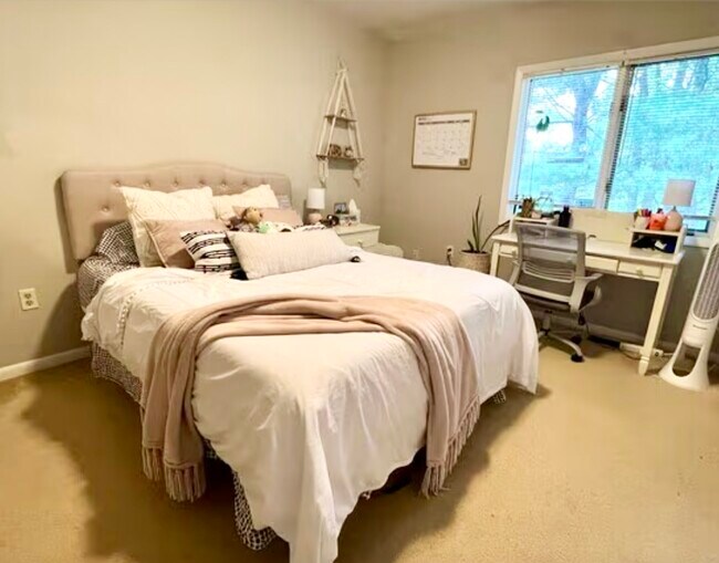 #1 bedroom (former tenant furniture) - 334 Shenandoah Cir