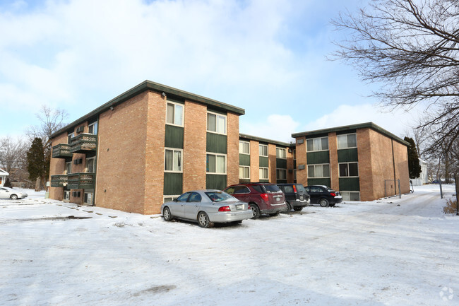 Building Photo - Green Oaks Apartments