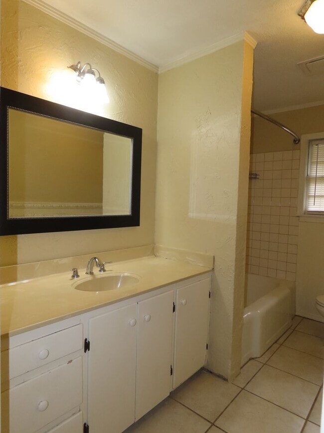 Building Photo - Updated 3 Bedroom, 1 Bathroom Home in Tyler