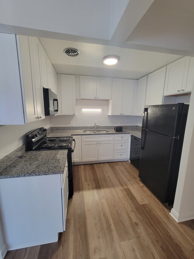 Building Photo - 470 St Moritz Dr