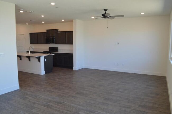 Building Photo - 2465 Pineda Dr
