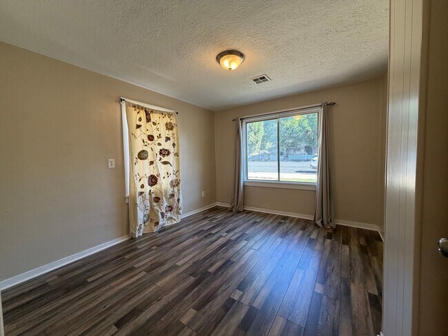 Building Photo - CHARMING HOME FOR RENT IN DOWNTOWN ST. GEORGE!