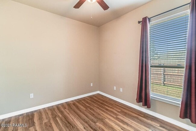 Building Photo - 107 Sabine Dr