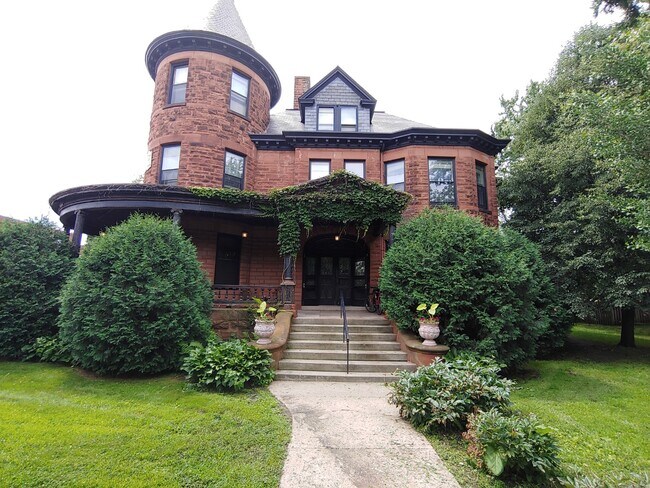 Primary Photo - 624 Summit Ave