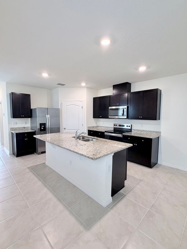 Building Photo - 824 Horsetail Dr