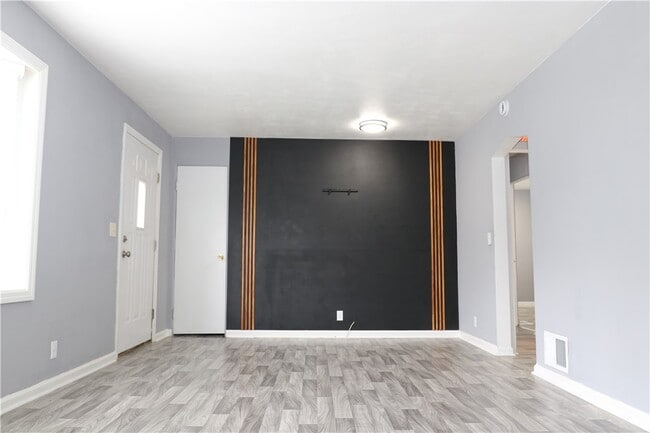 Building Photo - 175 English Rd