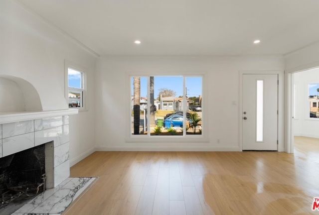 Building Photo - 552 W 99th St