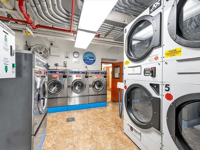 Building Photo - 2 West End Ave