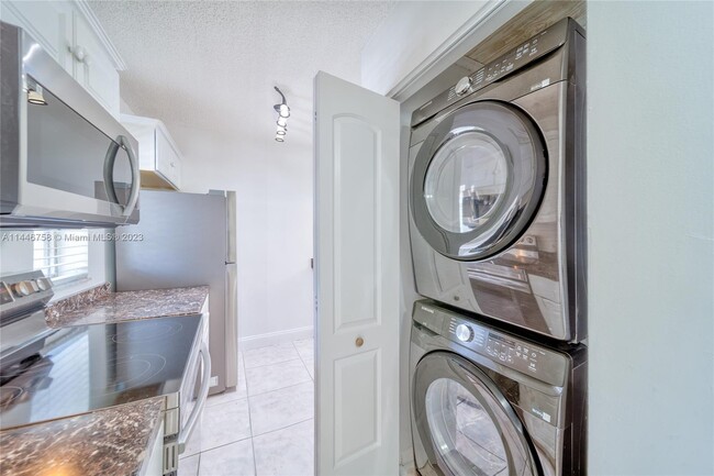 Building Photo - 9962 Twin Lakes Dr