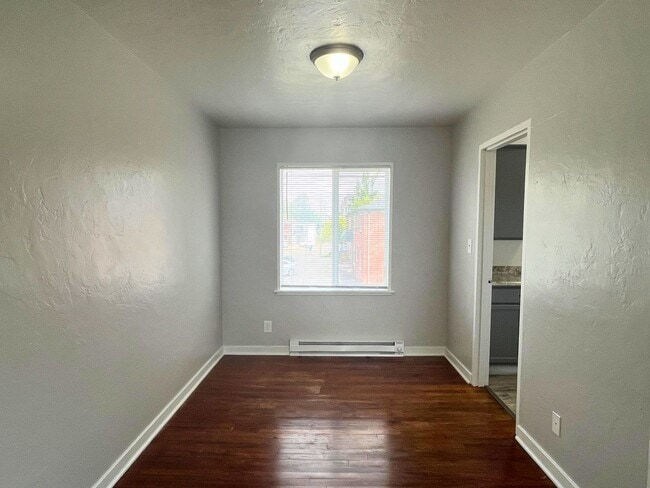 Building Photo - (UNM)  2 bed/1 bath Apartment