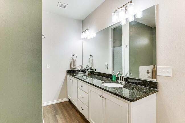 Building Photo - 806 E 19th St