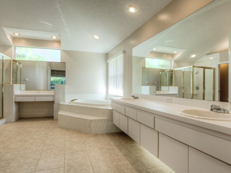 Building Photo - 1484 E Lake Woodlands Pkwy