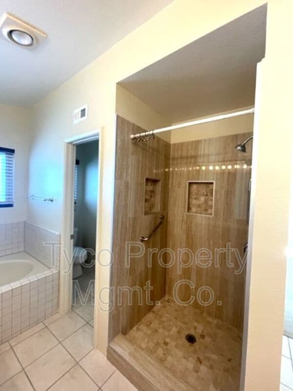 Building Photo - 526 Trailridge Dr