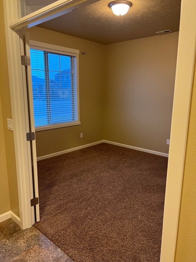 Building Photo - 1004 Willow Ave NE