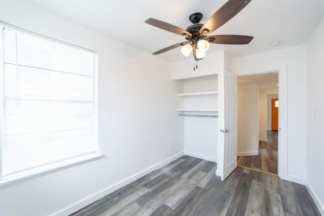 Building Photo - 611 Rochambeau St