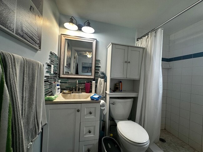 Building Photo - Cozy Updated Studio Unit in Central Island Complex-Available APRIL-2026