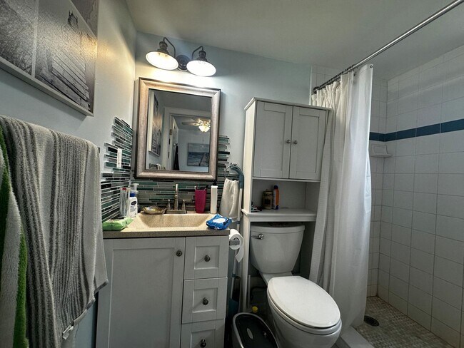 Building Photo - Cozy Updated Studio Unit in Central Island...