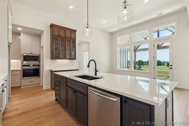 Building Photo - 5 Bed | 4 Bath House