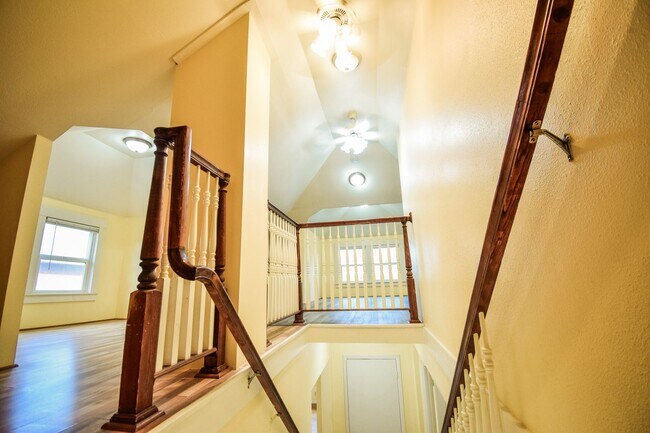 Building Photo - Spacious 4BD/2BA Two-Story Home w/ Fenced Yard & Huge Basement! Pets OK!