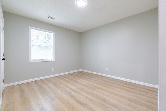 Building Photo - 1000 Rampart Pl