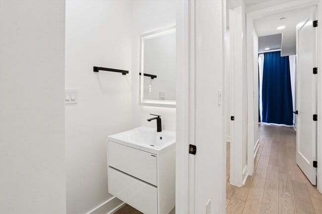 Building Photo - 517 Montana Ave NE