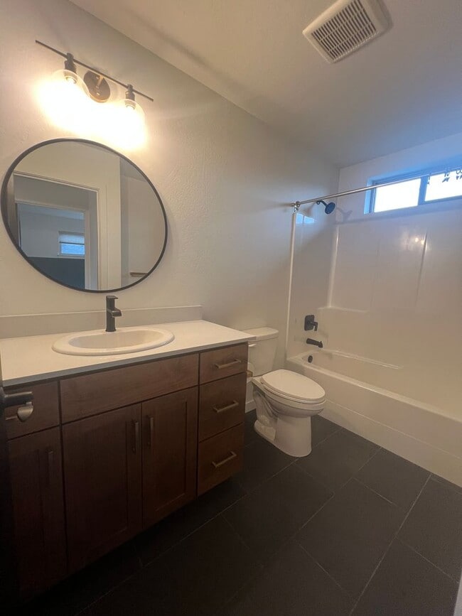 Building Photo - Contemporary 3/2.5 Talent home in Central Location | Available Now