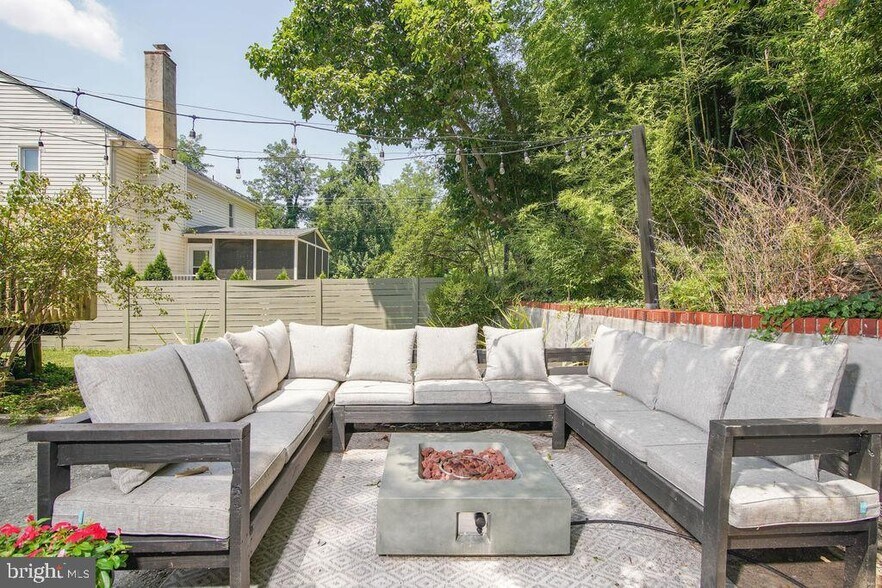 Building Photo - 5602 Hawthorne St