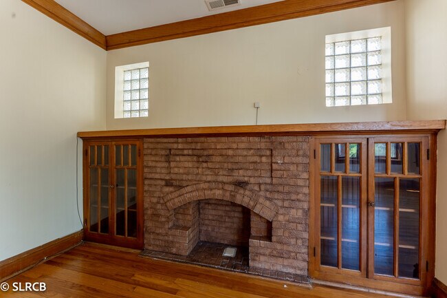 Building Photo - 5325 W Montrose Ave