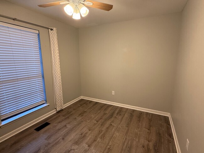 Building Photo - 8909 Quail Run Dr