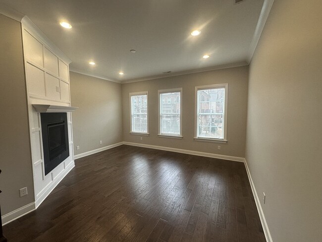 Building Photo - Spacious Town Home Inside Beltline