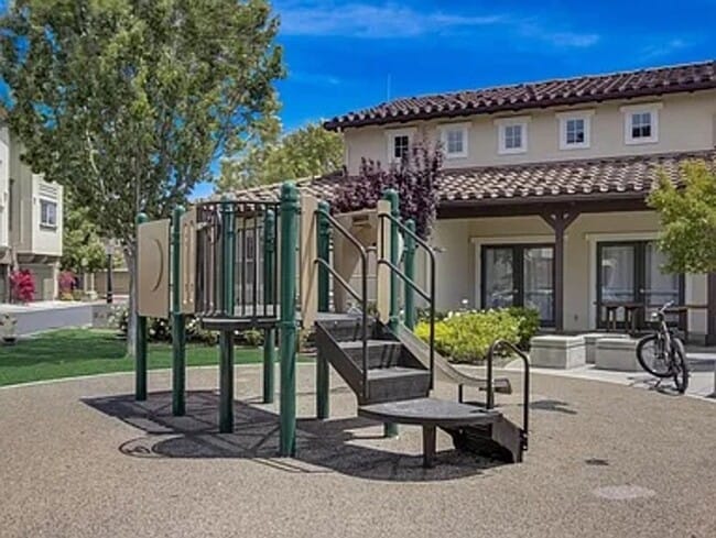 Building Photo - $3990 / GORGEOUS 3 BEDROOM HOME IN ARDENWO...