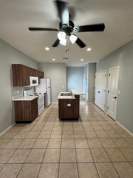 Building Photo - 1005 W Garfield St