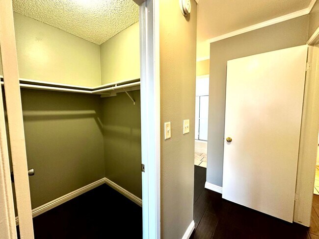 Building Photo - ***MOVE-IN SPECIAL 2 WEEKS FREE RENT***Spa...