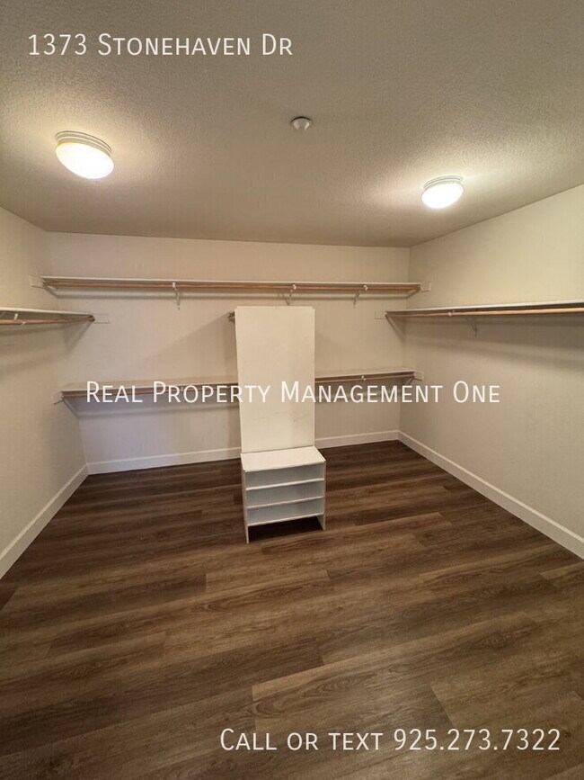 Building Photo - 1373 Stonehaven Dr