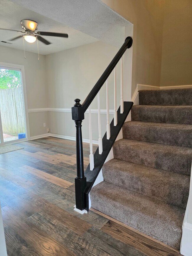 Building Photo - Move in Ready 3 Bedroom Townhouse in Yorktown!
