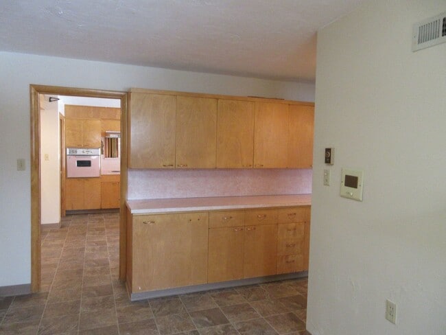 Building Photo - Spacious single level home with a retro feel - you must see!