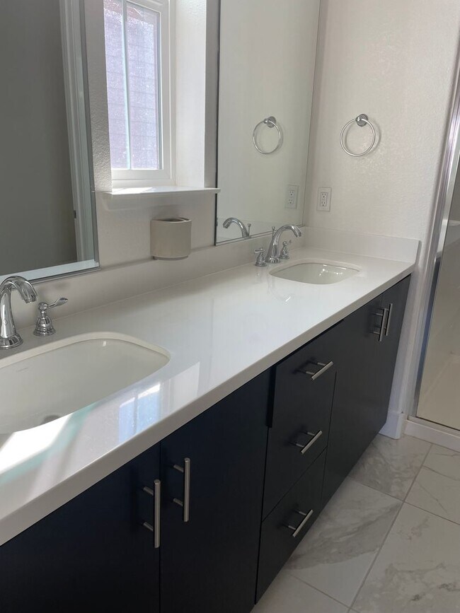 Building Photo - Spacious 3 Bedroom Home in Quiet Neighborhood - Solar Included!