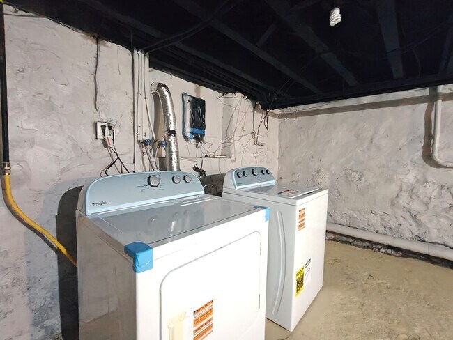 Building Photo - 5818 Addison St