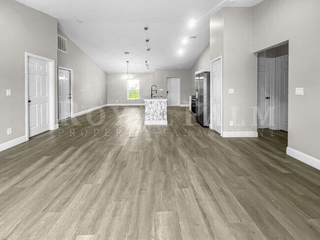 Building Photo - 4BR/2BA Home with High Ceilings, Garage & Large Kitchen Island